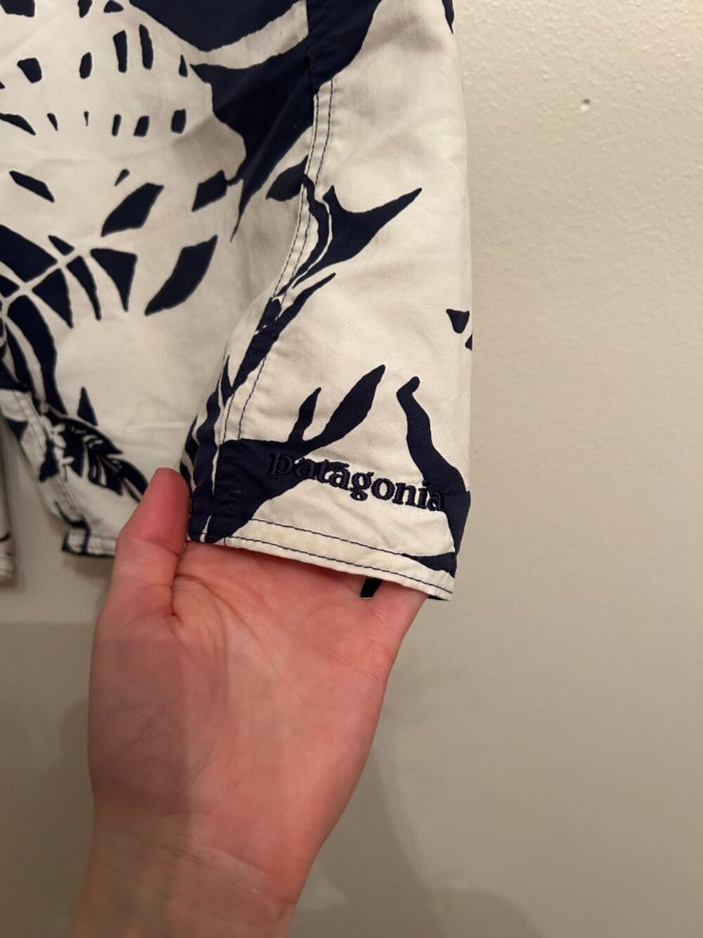 Patagonia Men's Size 30 Board Shorts Navy and White - Picture 2 of 3